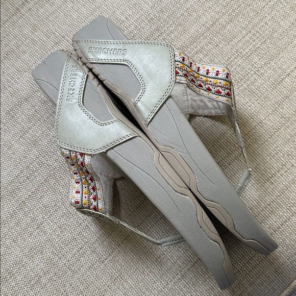 Sketchers Tone Ups Flip Flop Sandal Embroidered Strap grey/tan - Picture 6 of 14